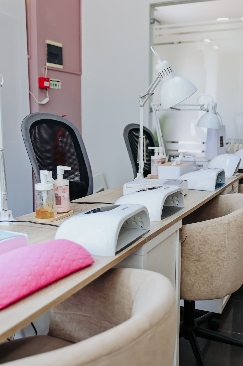 Estação de manicure da Una Beauty com candeeiro LED e almofada rosa para as mãos